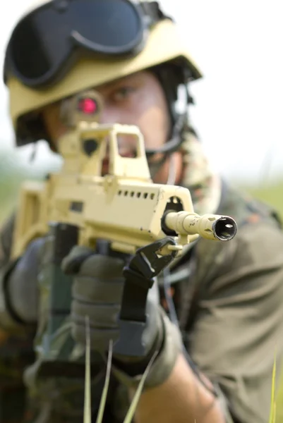 소총과 헬멧 타겟팅에 군인 — 스톡 사진