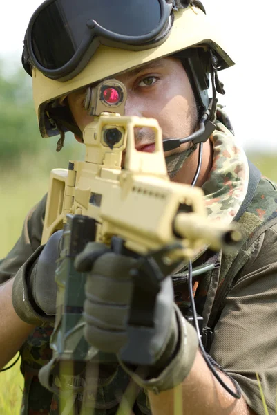 헬멧 타겟팅에 젊은 군인 — 스톡 사진