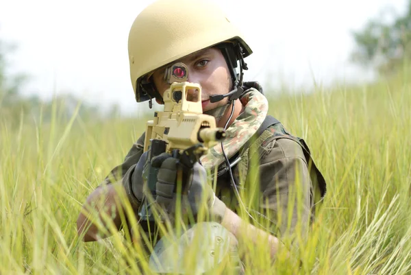 Mladý voják v přilbou cílení — Stock fotografie