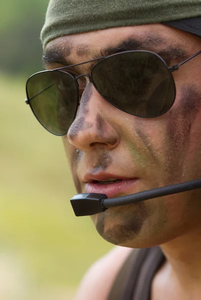 Voják v headsetu mluvit — Stock fotografie