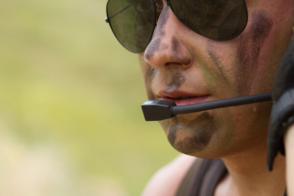 Солдат в наушниках говорит
