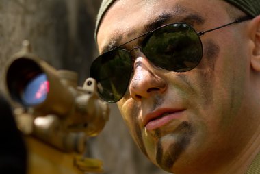 asker silahla hedefleme güneş gözlüğü