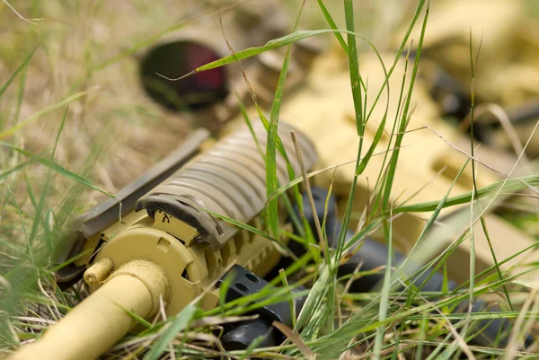 Çimlere yatan otomatik tüfek — Stok fotoğraf