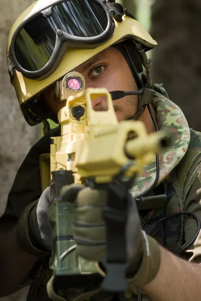 Ritratto di un soldato che punta con un fucile — Foto Stock
