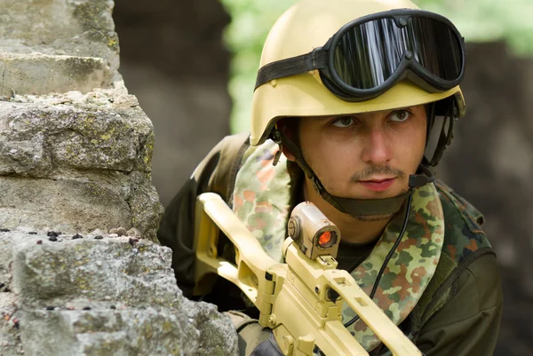 Żołnierz w hełm z zestawu słuchawkowego — Zdjęcie stockowe