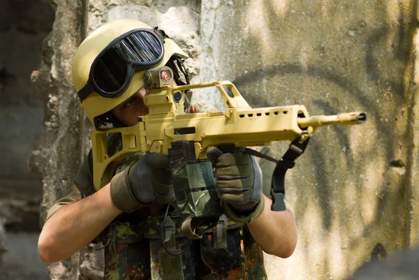 Солдат целится из винтовки. — стоковое фото