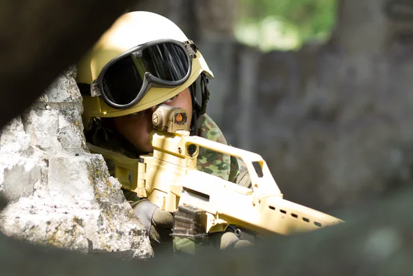 Солдат в шлеме целится из винтовки — стоковое фото
