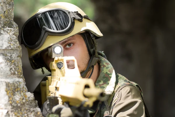Солдат націлений на гвинтівку — стокове фото