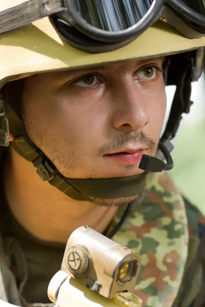 Retrato de um soldado no capacete com fone de ouvido — Fotografia de Stock