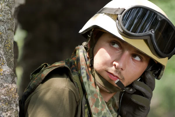 Soldato in casco che parla su un auricolare — Foto Stock