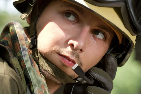 Soldado no capacete falando em um fone de ouvido — Fotografia de Stock