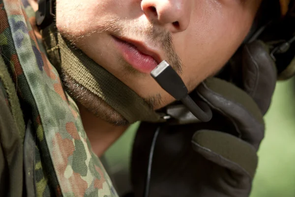Soldado falando em um fone de ouvido — Fotografia de Stock