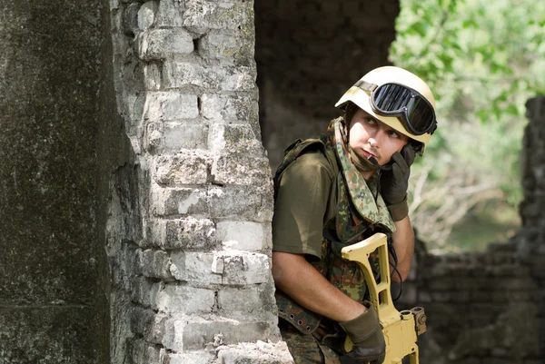 Voják v přilbě na sluchátka — Stock fotografie