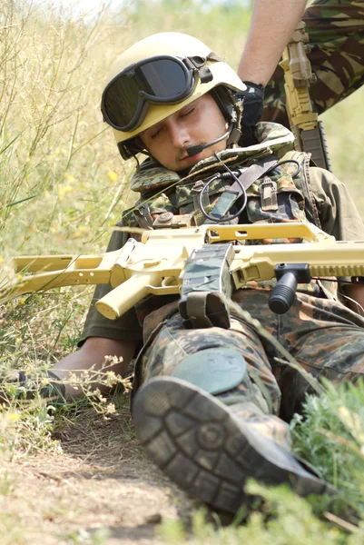 Soldier being draged away from a battledield — Stock Photo, Image