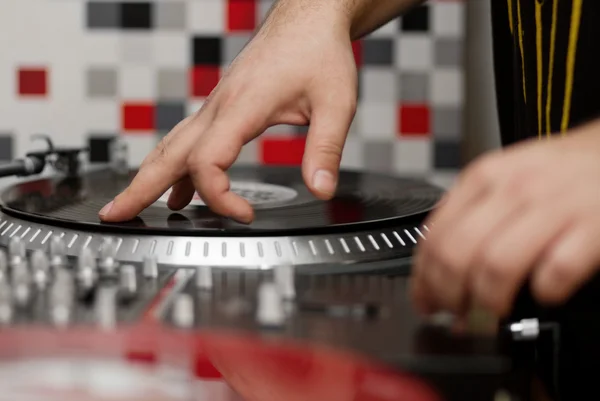 Manos de DJ rascando el disco — Foto de Stock