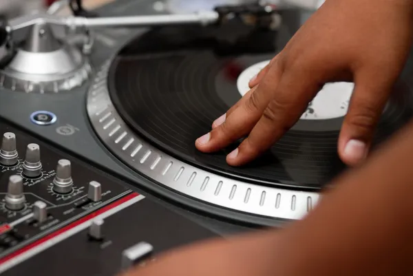 Hip-hop DJ rascando el disco — Foto de Stock