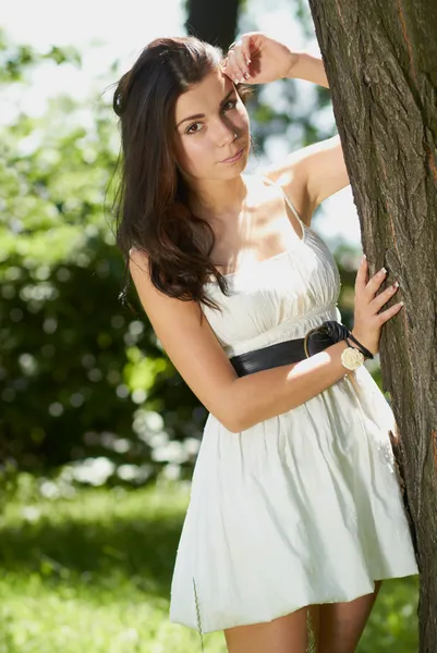 Menina jovem refrigeração no parque verde ao ar livre — Fotografia de Stock