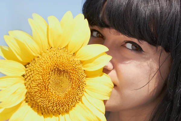 Mladá dívka s slunečnice — Stock fotografie