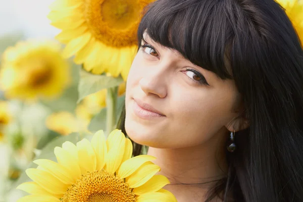 Junges Mädchen mit Sonnenblume im Freien — Stockfoto
