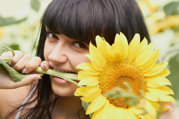 Dívka kousání slunečnice — Stock fotografie