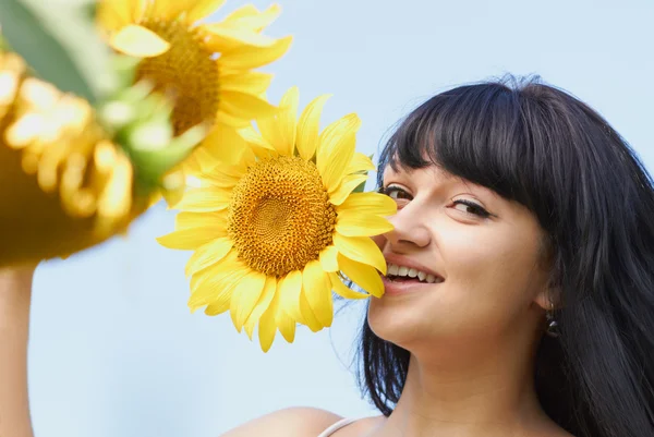 Mladá dívka si hraje s slunečnice — Stock fotografie