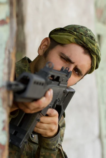 Soldato colpito con un fucile — Foto Stock
