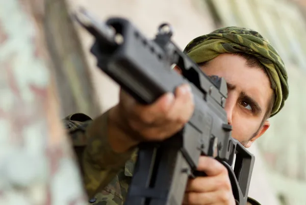 Soldat inriktning med ett gevär — Stockfoto