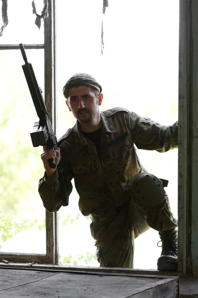 Soldier climbs up the window — Stock Photo, Image