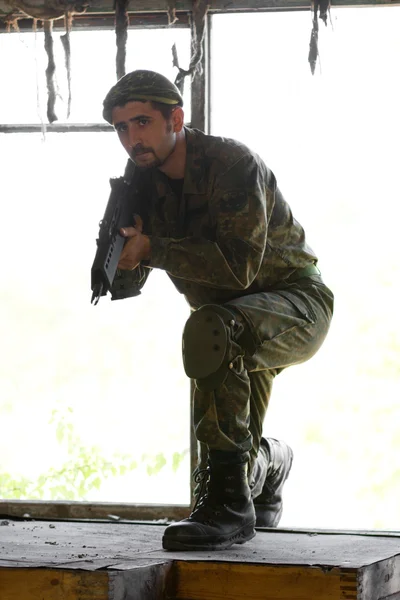 Hazır silah ile askerin — Stok fotoğraf