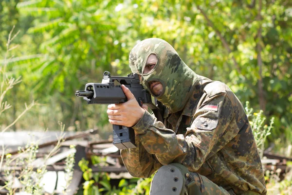 Terrorista con un arma al aire libre — Foto de Stock