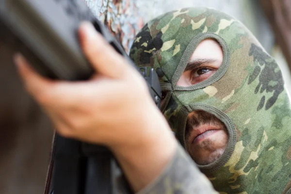 Terorista v kuklu masky s pistolí — Stock fotografie