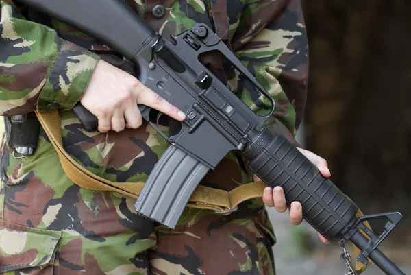 Asker holding otomatik tüfek — Stok fotoğraf