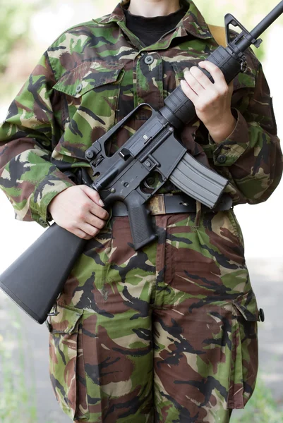 Female soldier witha gun on guard — Stock Photo, Image