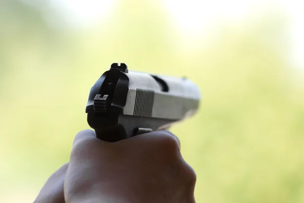 Mão com uma pistola de 9mm — Fotografia de Stock