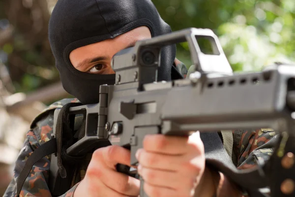 Terrorist in zwart masker met een pistool — Stockfoto