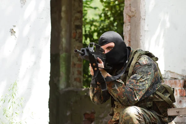 Терорист у чорній масці з пістолетом — стокове фото