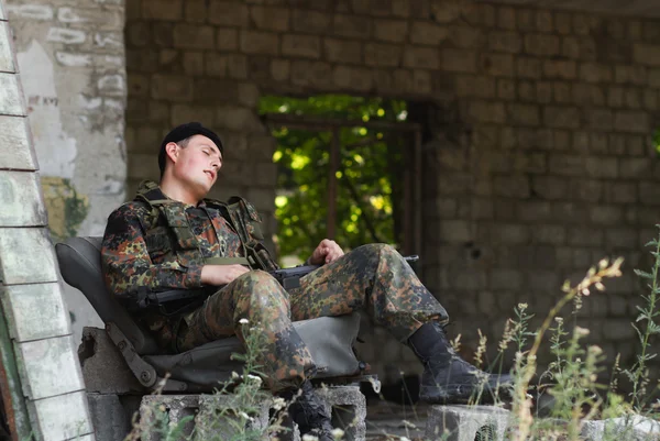 Wyczerpany żołnierz biorący odpoczynek — Zdjęcie stockowe