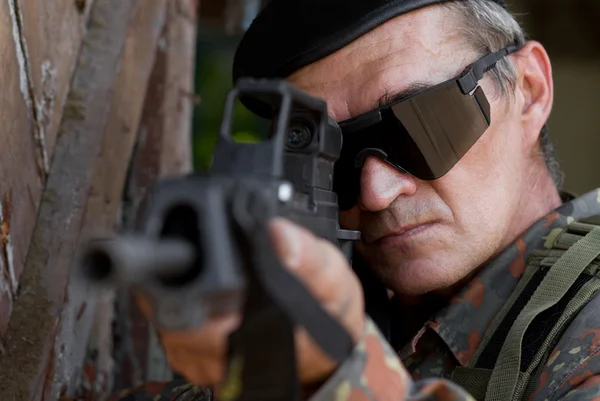 Old soldier with a gun — Stock Photo, Image
