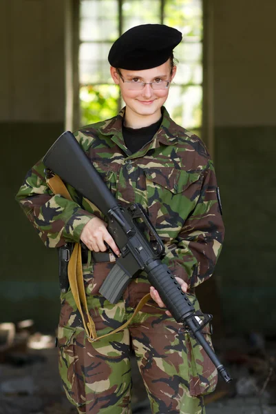 Smiling female soldier with a gun — Stock Photo, Image