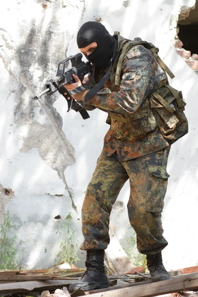 Maskeli silahlı bir terörist — Stok fotoğraf