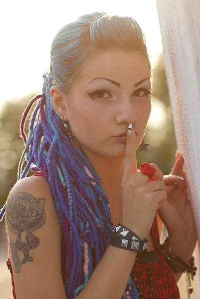 Привлекательная девушка манги с татуировкой — стоковое фото
