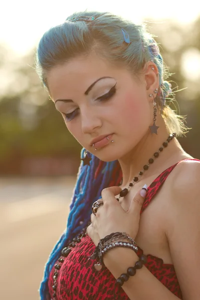 Красивая панк-девушка с голубыми волосами — стоковое фото