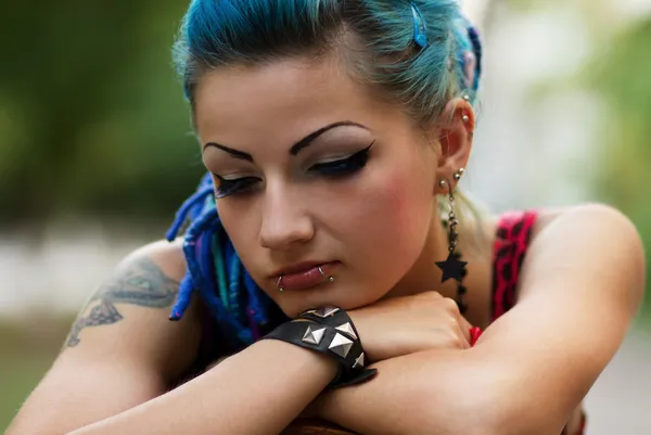 Грустная панк-девушка позирует на открытом воздухе — стоковое фото