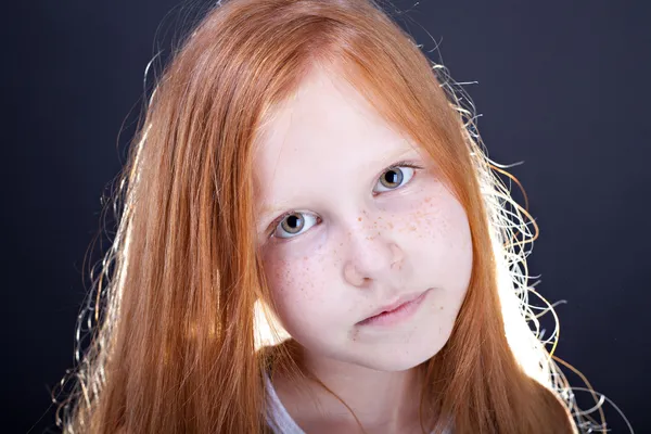 Menina com cabelo vermelho longo — Fotografia de Stock
