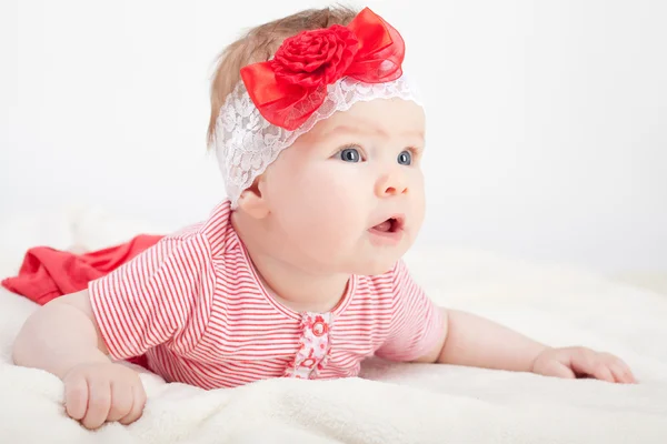 Bébé fille mignonne avec arc rouge — Photo
