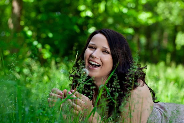 Portret van lachende jonge vrouw — Stockfoto