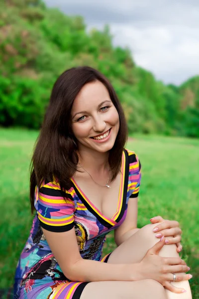 Porträtt av skrattande ung kvinna — Stockfoto