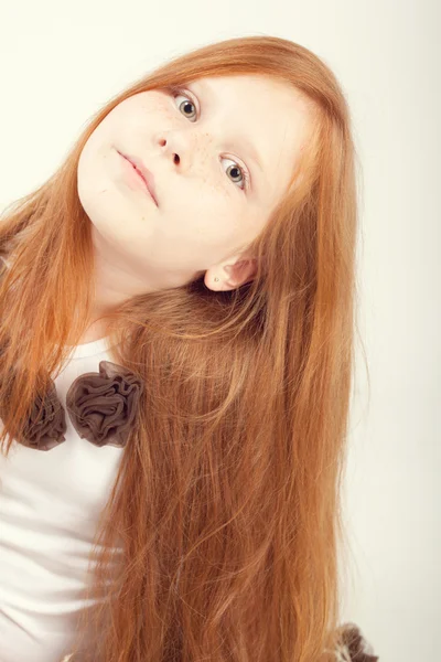 Porträt eines schönen rothaarigen Mädchens — Stockfoto
