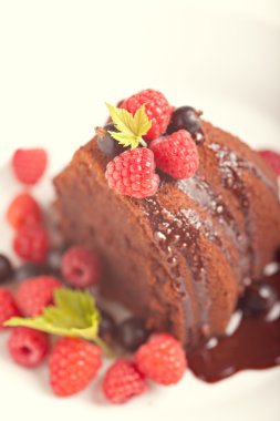 taze berry ile güzel bir çikolatalı kek