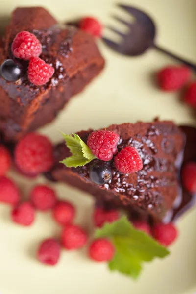 Hermoso pastel de chocolate con bayas frescas — Foto de Stock